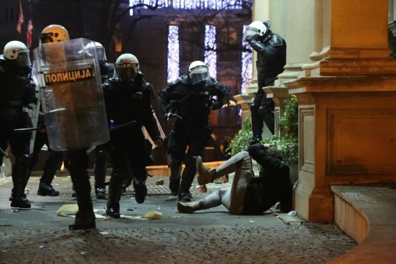 Pogledajte kako Vučićeva policija brutalno tuče demonstrante u Beogradu