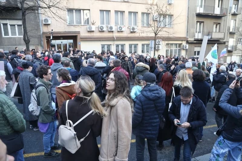 Nastavljeni protesti: Studenti na ulicama Beograda, nose "lične karte" Vučića, Vulina, Brnabić...