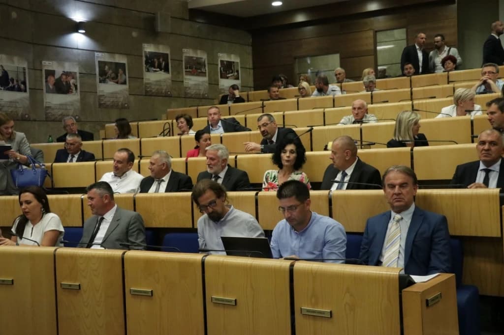 Oštre kritike na račun Vlade FBiH: Polovina ljudi živi od 600 KM, građani su mađioničari