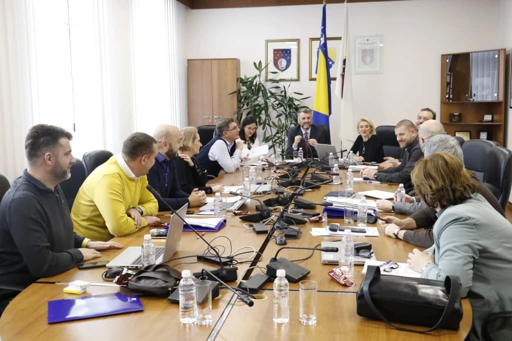 Direktori sarajevskih osnovnih škola najavili tužbu protiv Vlade KS