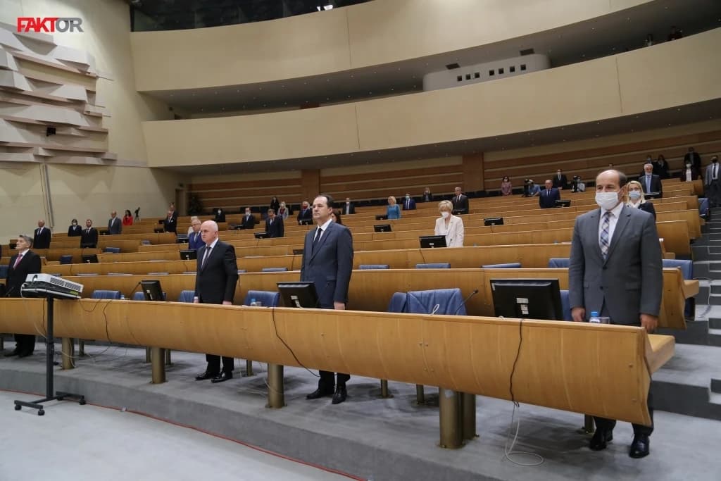 Usvojen novi tekst Budžeta, protiv glasale stranke koje su prijetile protestima ako se Budžet ne usvoji