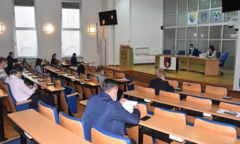 Ko je zapošljavao više: Iz budžeta KS isplaćuje se 420 plaća manje nego u vrijeme Vlade Edina Forte