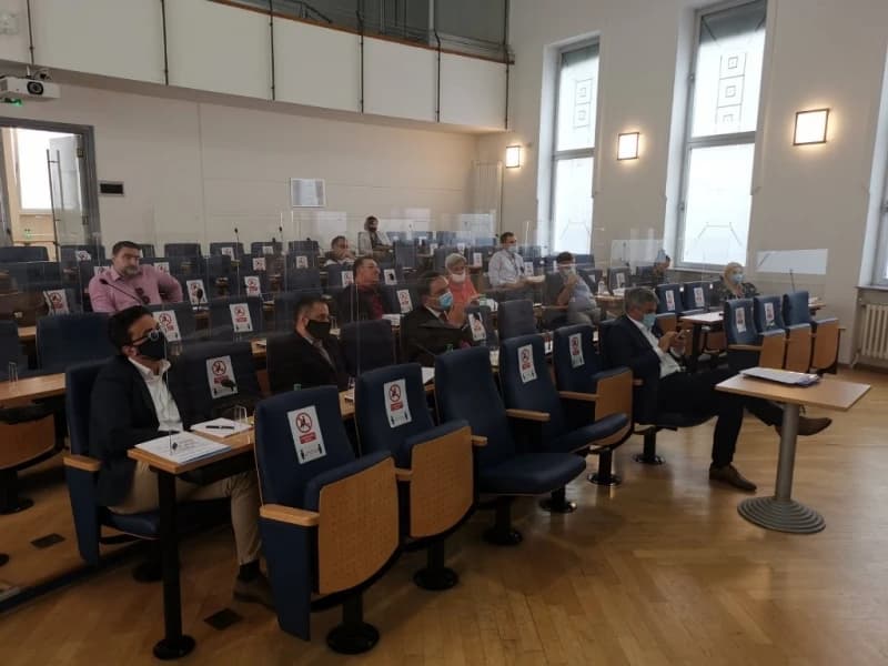 Pojedini zastupnici prave reality show od Skupštine KS i tobože brinu što Vlada nema ministra zdravstva