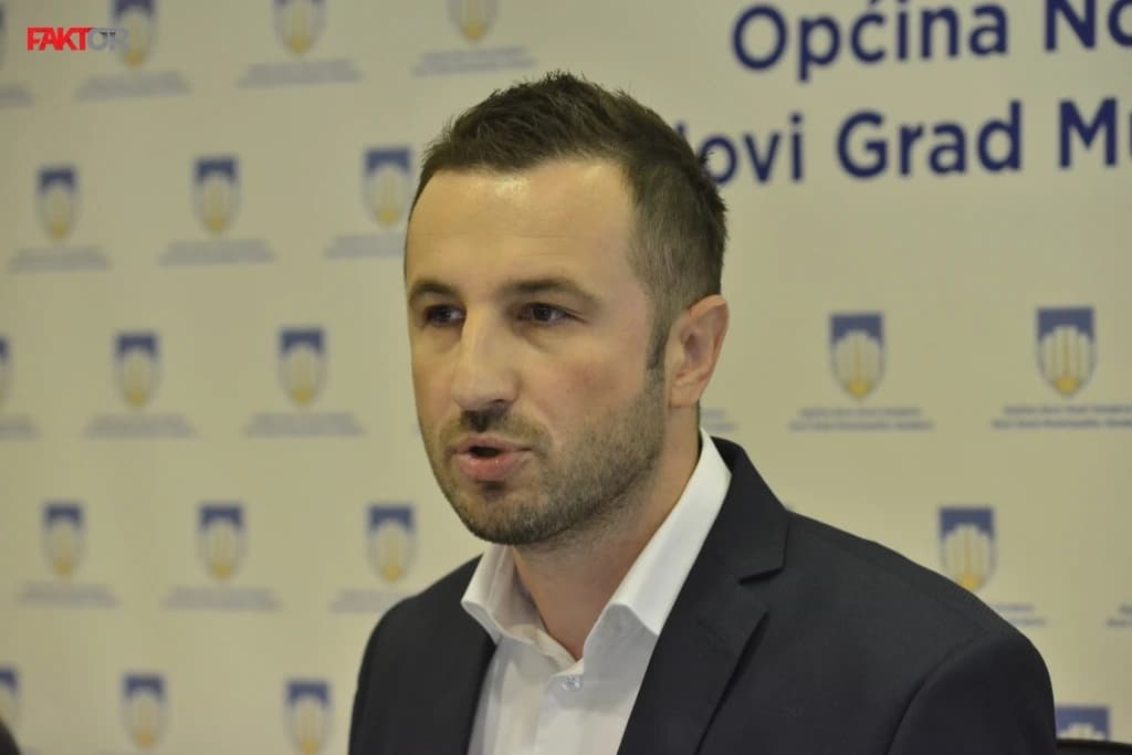 Efendić pokazao snimak: Zašto specijalna olovka s kamerom kruži između vijećnika Četvorke kao štafeta?
