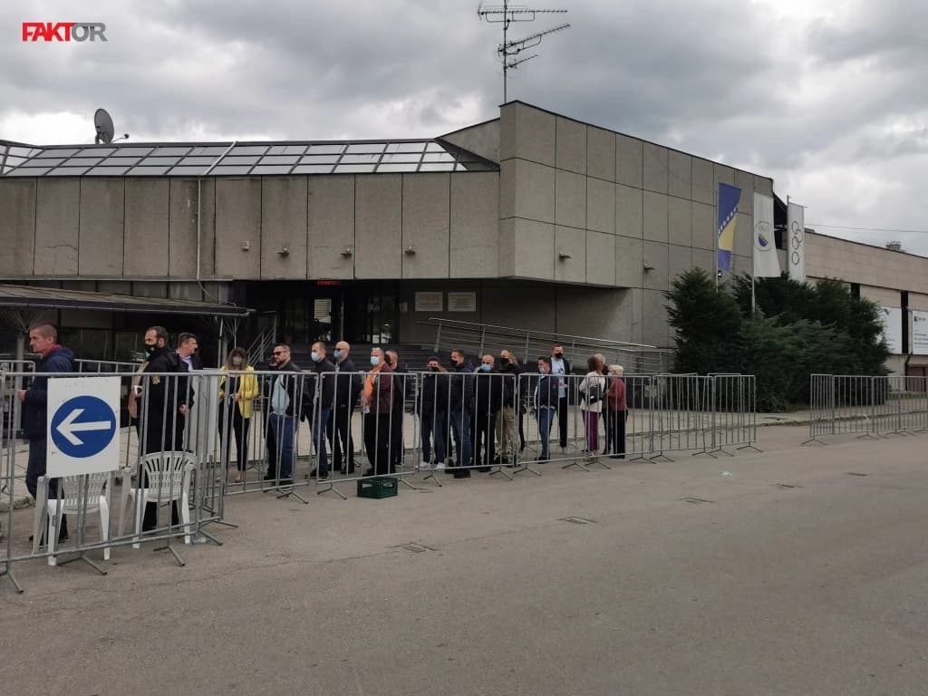 Građani KS i jutros uzalud čekali revakcinaciju, u ZDK nemaju problema, planiraju svaku dozu