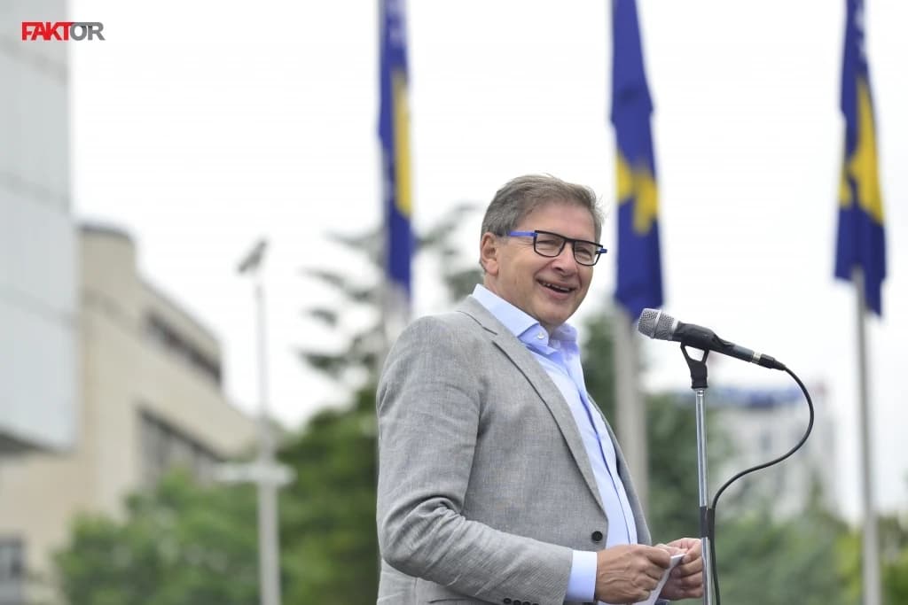 Hadžikadić opet diže revoluciju, samo da još nauči zamijeniti gumu na automobilu