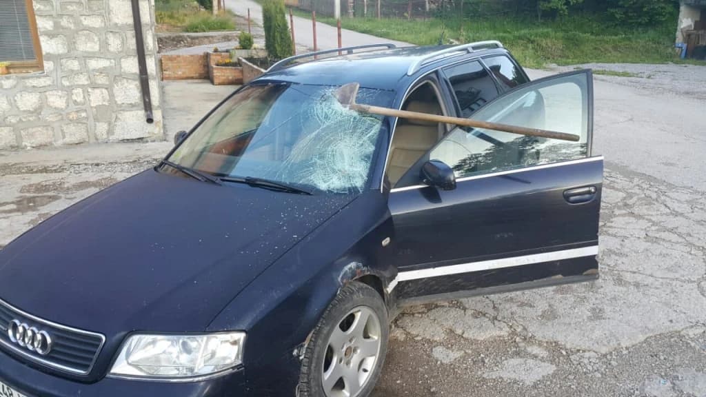 Rogatica: Povratnika Elvira Bahtu napao komšija, lopatom mu polupao auto