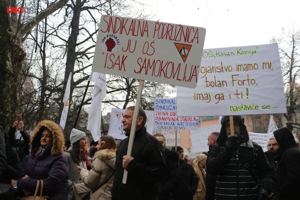 Forto se pokušao obratiti radnicima, oni ga izviždali i poručili: Hoćemo pare, a ne govore