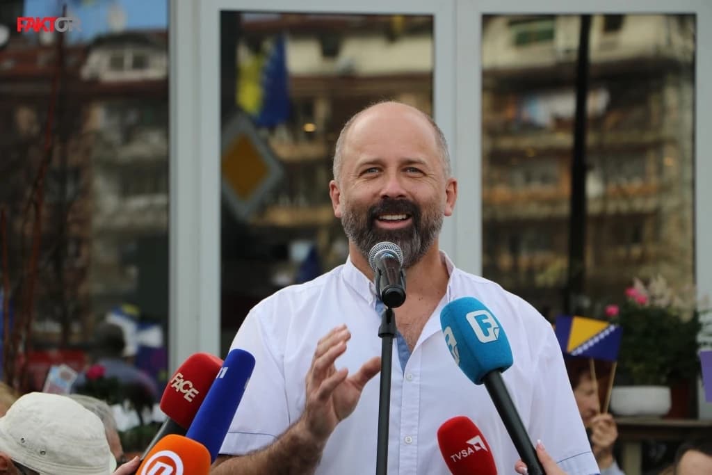 Đozić: Pred nama su dva puta, građanska država ili ono što Zagreb traži uz pomoć Schmidta
