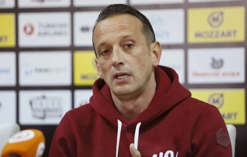 Varešanović nije želio čestitati Borcu, opleo po Marinovićevom pomoćniku, "zakuhao" s novinarima