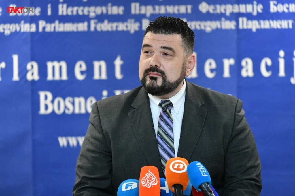 Mešalić: Mizernih 500 hiljada KM od Vlade je vrijeđanje građana, tražimo hitnu sjednicu, a Nikšić je otišao da se slika