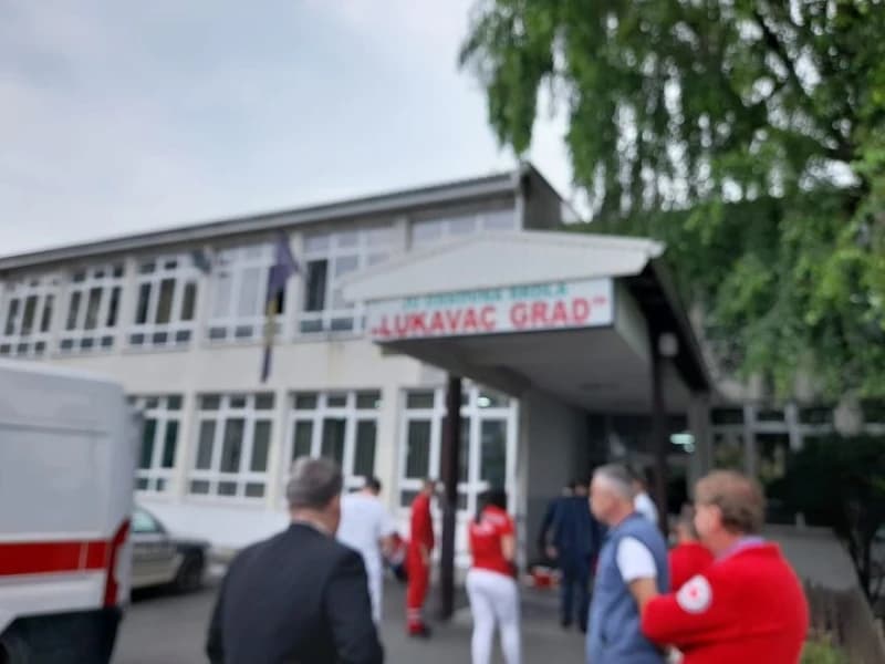 Nastavnik Nedim Osmanović u kojeg je u Lukavcu pucao učenik stabilan i komunikativan
