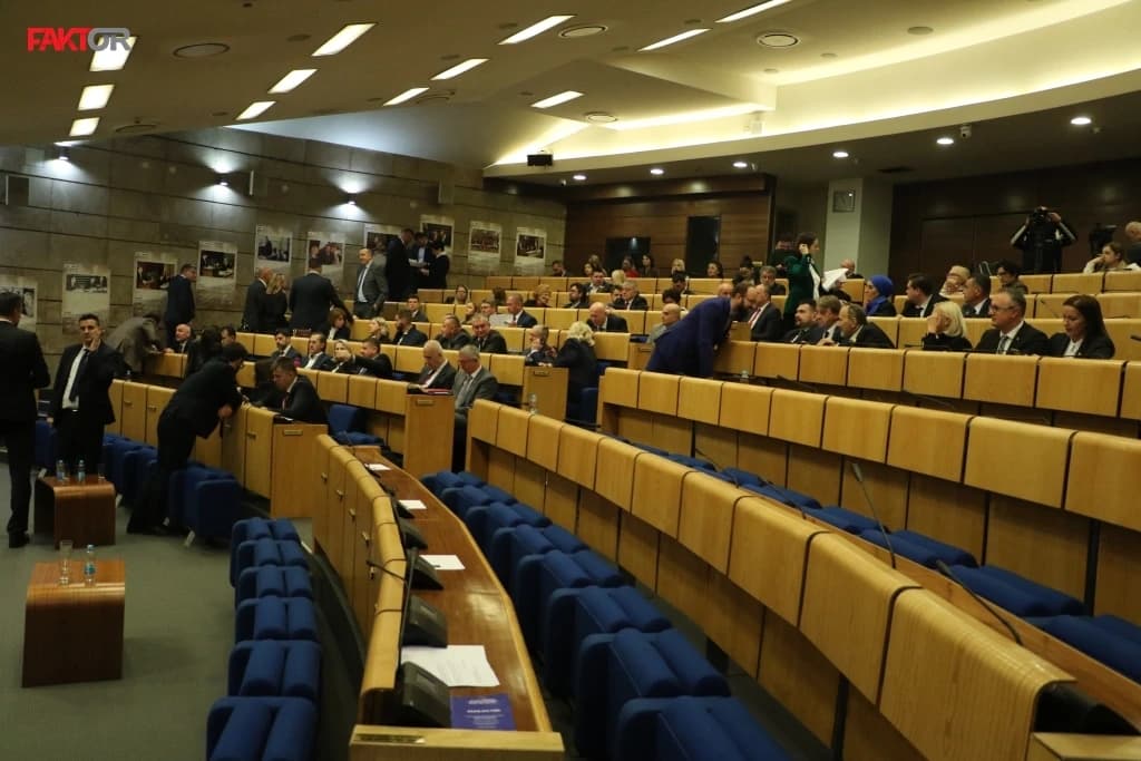 Federalni zastupnici "udarnički": Radili 15-ak minuta, a onda otišli na jednu, pa i na drugu polusatnu pauzu