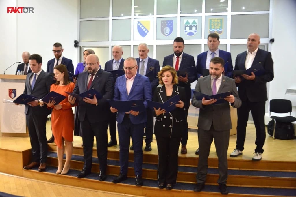 Podnosi li Uk ostavku; Bečarević poručio "nevidljivim rukama": Smijenite nas ako imate hrabrosti!