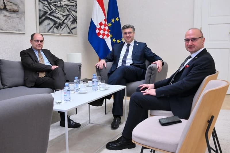 Austrijski Der Standard: HDZ Hrvatske ima utjecaj u Schmidtovom uredu, vlast u BiH sastavili su Amerikanci