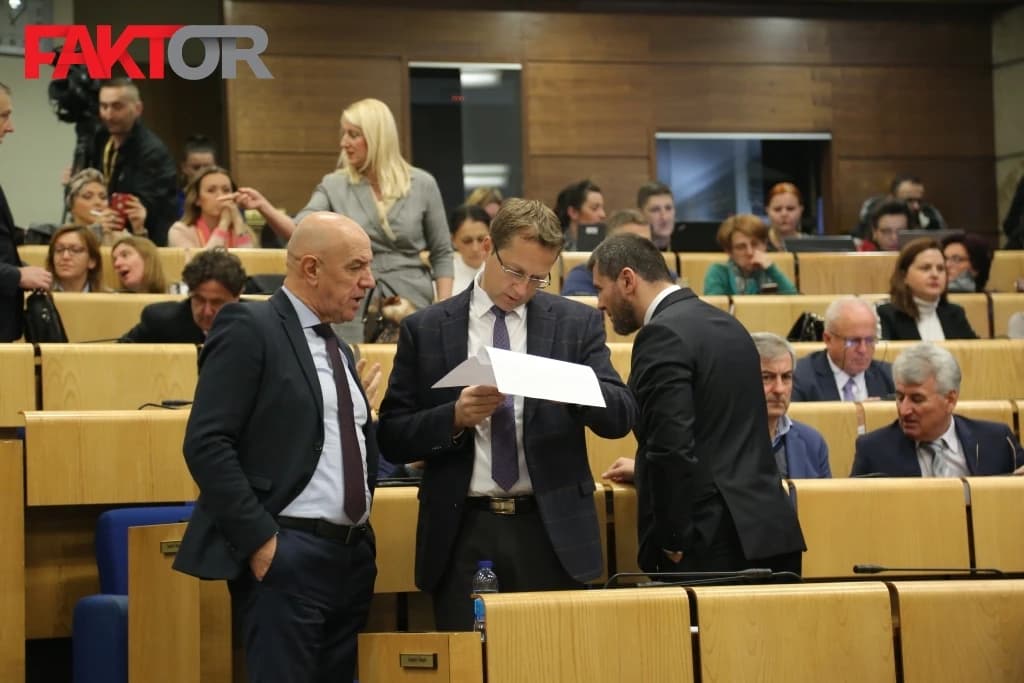 Zašto parlamentarci primaju naknade za odvojeni život i prijevoz, a ne izlaze iz kuća?