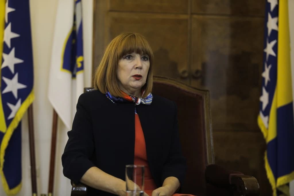 Na prijedlog Mahmutbegović: Zastupnicima paušali, odvojeni život i naknada za smještaj srezani na jednu KM
