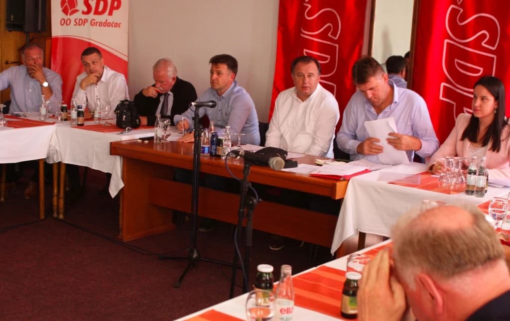 Otjerali Hakiju Meholjića, postavili Begu Bektića: Vrh SDP-a pere ruke, a oni su ga direktno imenovali