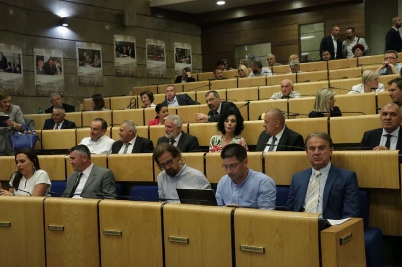 Profesionalni delegati Doma naroda u prošloj godini zaradili i do 54 hiljade KM