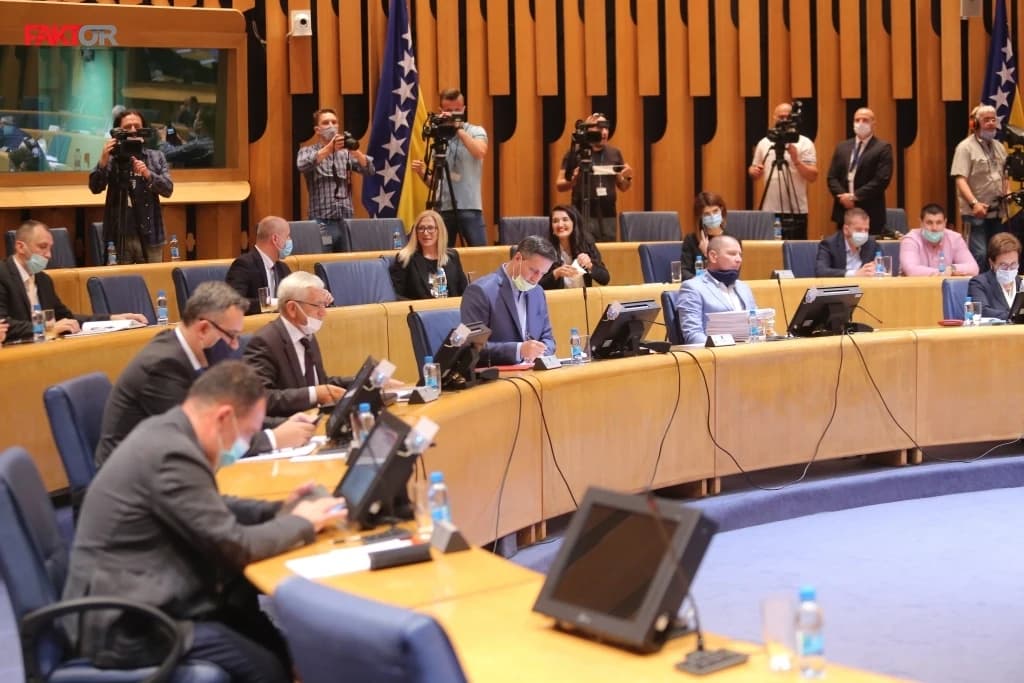 Delegati odbili dopune zakona, Osmanoviću nisu dali da se obrati: Šta će biti s direktnim nabavkama vakcina
