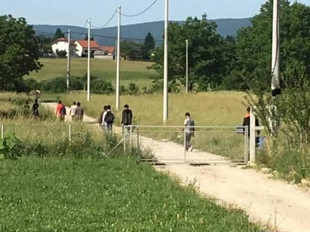 Danas izmješteni: Migranti se sa Vučjaka u kolonama vraćaju za Bihać