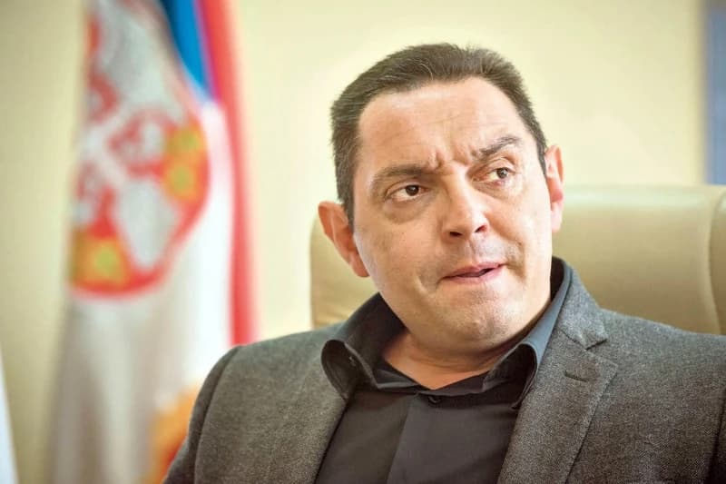 U Srbiji i dalje šokantno i skandalozno, Vulin na TV-u pokazivao fotografije obezglavljenih ljudi
