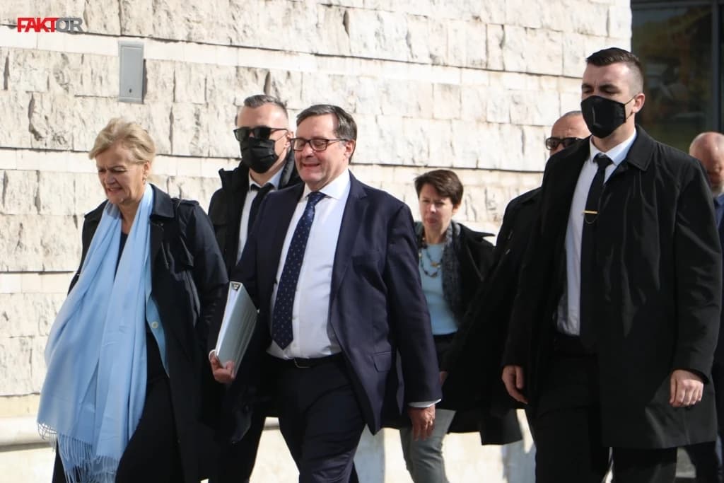 Tragom Izetbegovićeve izjave o pritiscima: Čoviću legitimno predstavljanje, Dodiku imovina, a Bošnjacima?