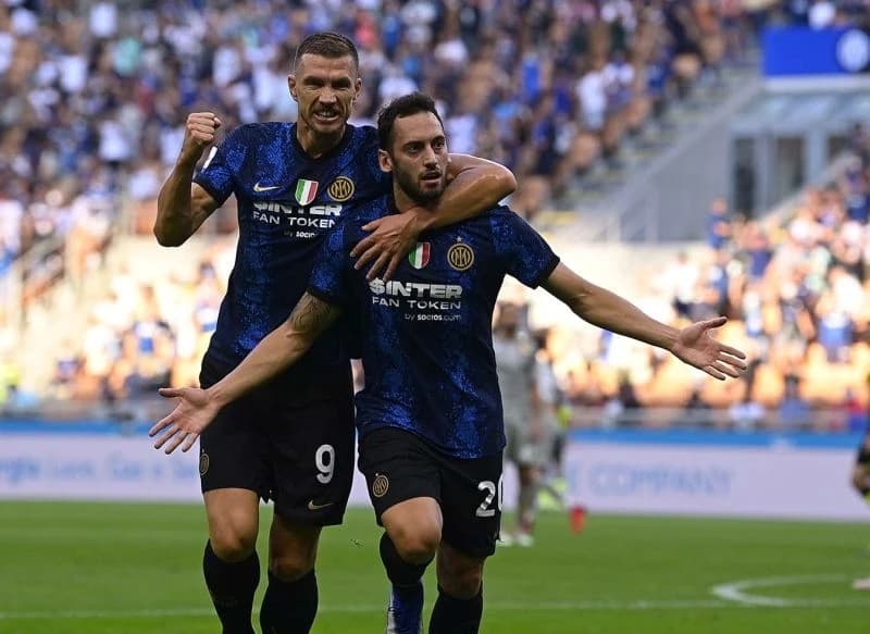 Hakan Calhanoglu kao Baka Slišković, pogodio iz kornera