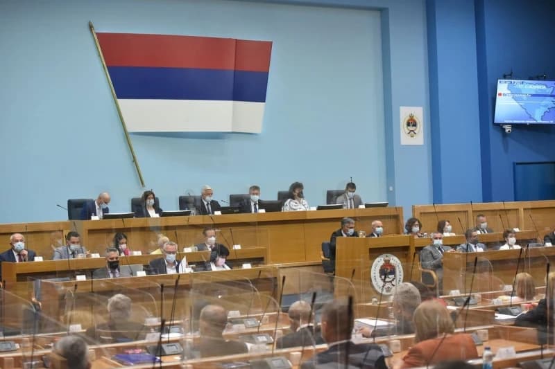NSRS o neustavnom zakonu o VSTV-u RS-a, Glavaš tražio vraćanje ploče posvećene Karadžiću