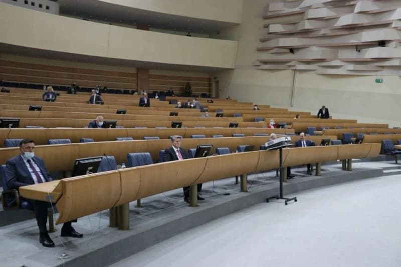 Parlamentarci ne daju svoje privilegije, a među njima oni koji nisu "progovorili" cijeli mandat