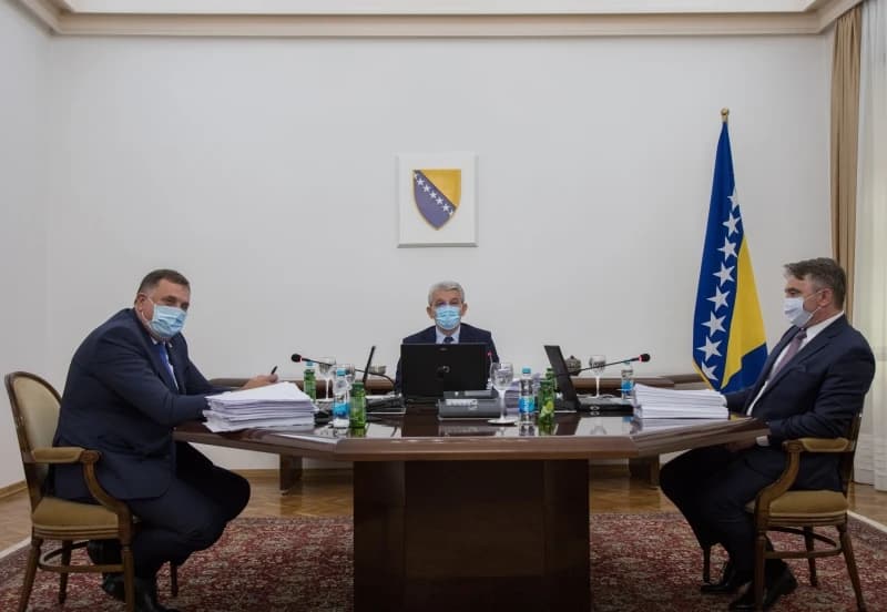Dodik dao saglasnost da helikopteri OSBiH gase požare nakon što je odugovlačio danima