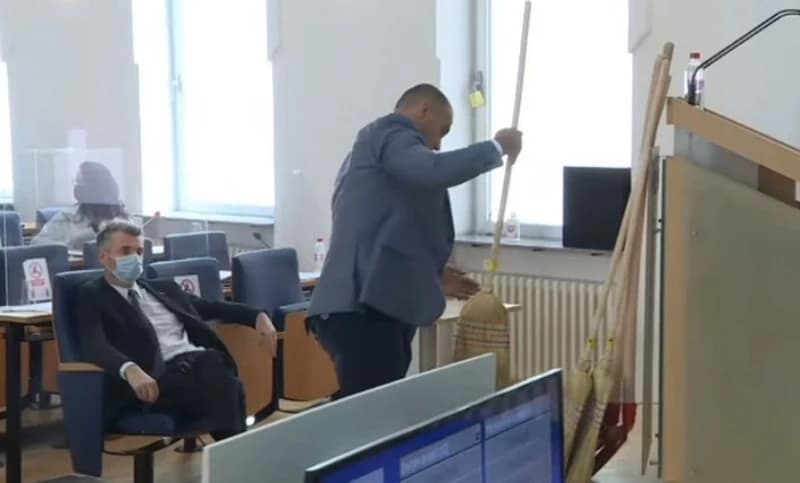 Ovaj saziv Skupštine KS obilježili stranački transferi, rasprave, psovke, performansi...