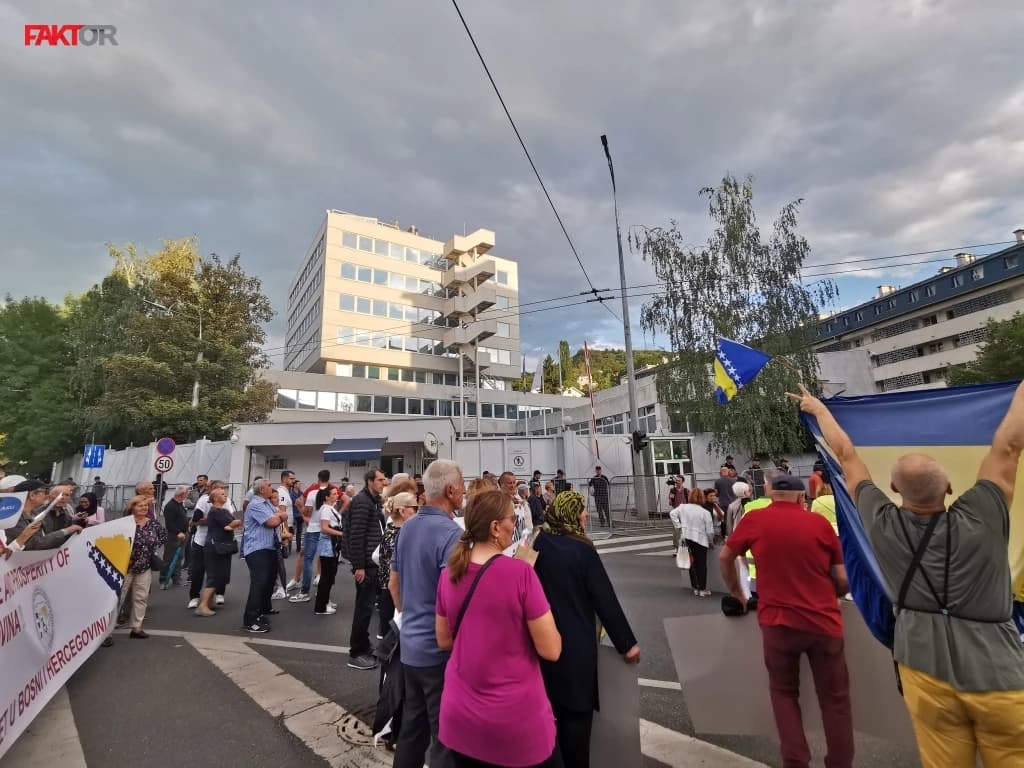 Achtung, Stiftung: Ko slavi Schmidta kao "pop zvijezdu" u Sarajevu, a ko će protestovati pred OHR-om
