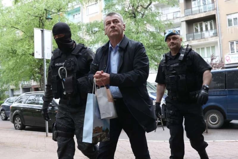 Određen jednomjesečni pritvor Ibrahimu Hadžibajriću i Almi Destanović, blokirani im računi