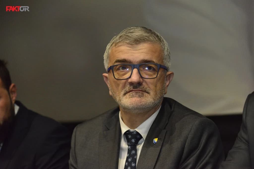 Ima li života bez fotelje: Očajni Srđan Mandić u novim izljevima mržnje