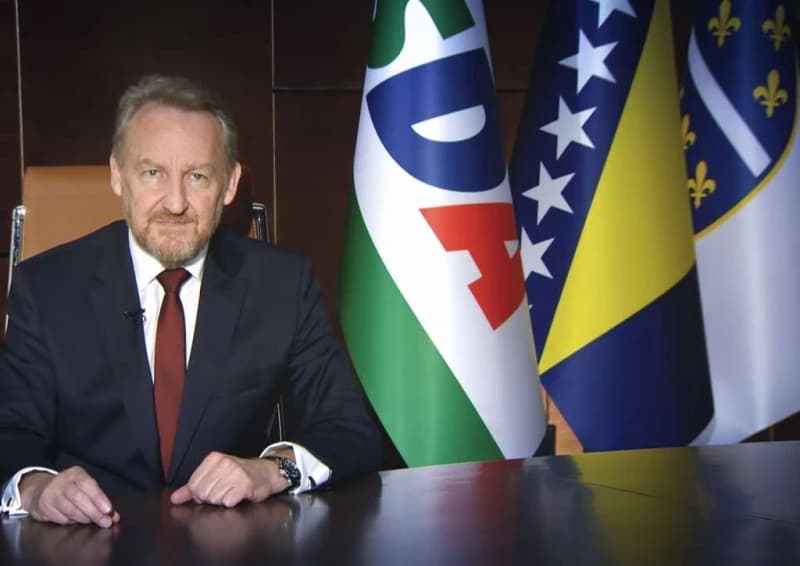 Izetbegović: Ponovo idemo u zastoj i blokade, Bećirović jedno priča, Nikšić drugo radi, a zna se ko se pita