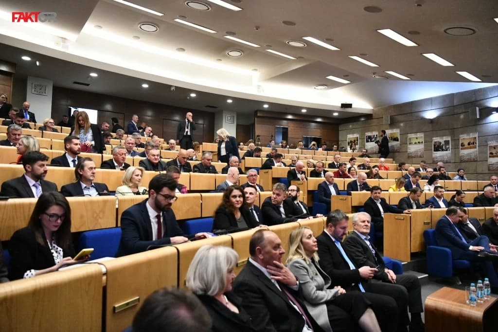 Zastupnici pitaju: Zašto je poskupjela registracija vozila, otkud Konakoviću podaci o prisluškivanju