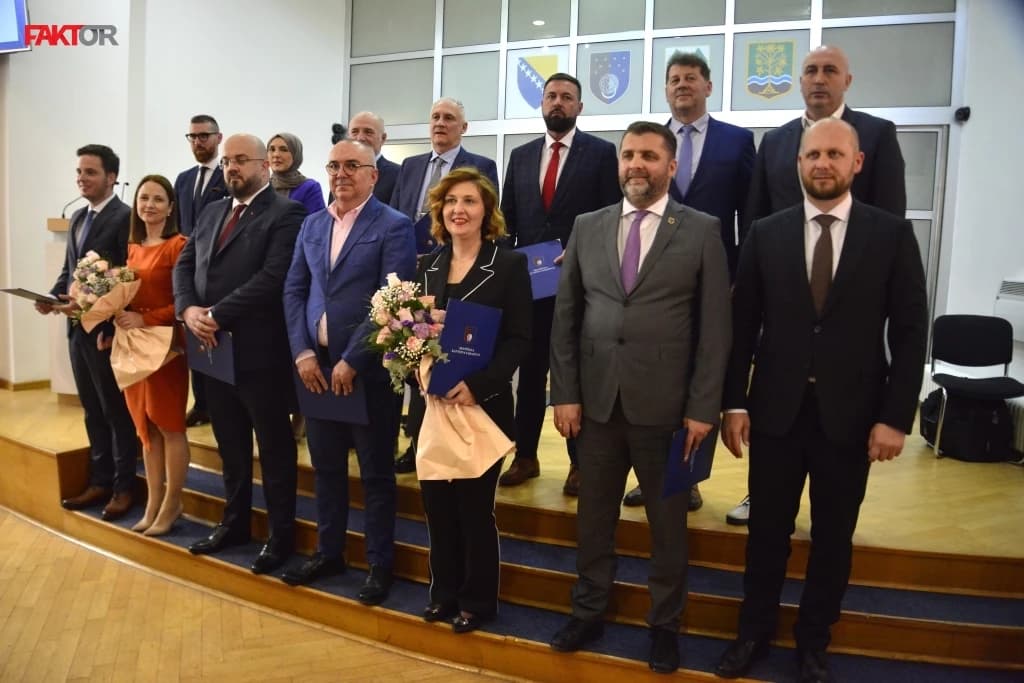 Zakomplicirala se rekonstrukcija Vlade KS, ko garantuje Uku da će ponovo biti premijer?