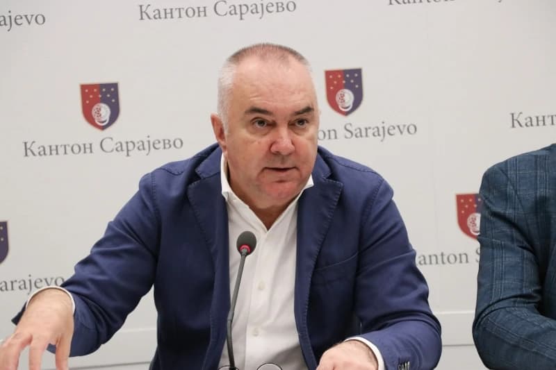 Bečarević: Politički glupan Konaković sedmicama zavrće ruku Uku, dobit će kad-tad ono što je zaslužio