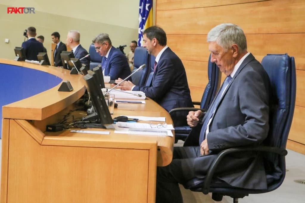 SNSD traži osnivanje istražne komisije zbog Helezovih izjava o Dodiku, DF traži smjenu Čavare