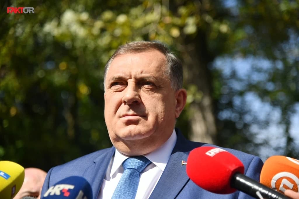 Sudija rekao Dodiku da se može obratiti samo ako ustane, on uzvratio: Isključi, je*o to