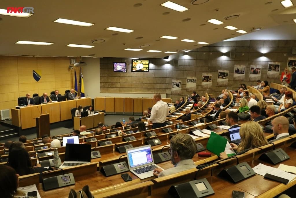Gratz: Opozicija u FBiH ništa ne blokira, ovo što nameću je antiustavno, dva puta sam molio Zukana...