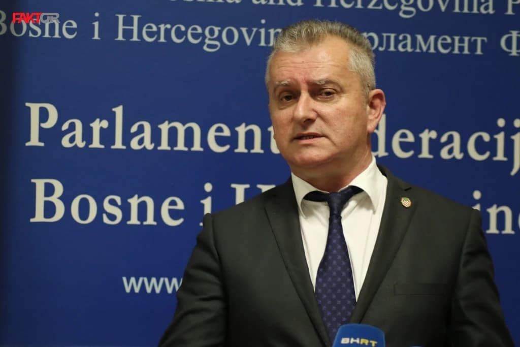Karamatiću i dalje smeta što ima pravo na plaćeni smještaj samo u Sarajevu a on bi u Lukavici ili Kiseljaku