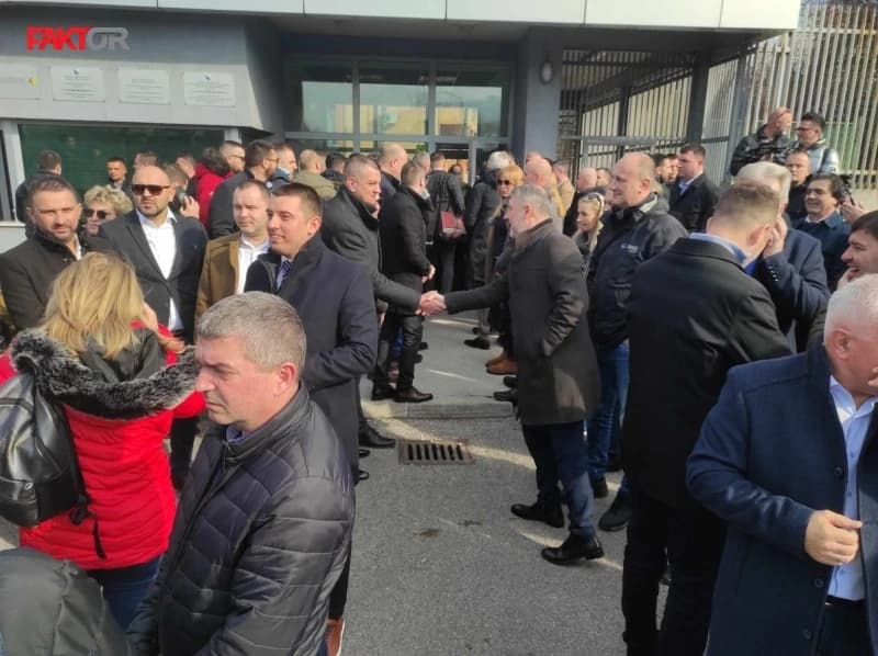 Suđenje Dodiku: Novinari zamalo ostali ispred Suda BiH, Sanja Vulić psovala "je... li vam mamu, vidjet ćete"