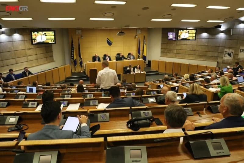 Za šačicu sjednica pojedini delegati godišnje na ime plaća inkasirali i blizu 50.000 KM, gdje su paušali, regresi...