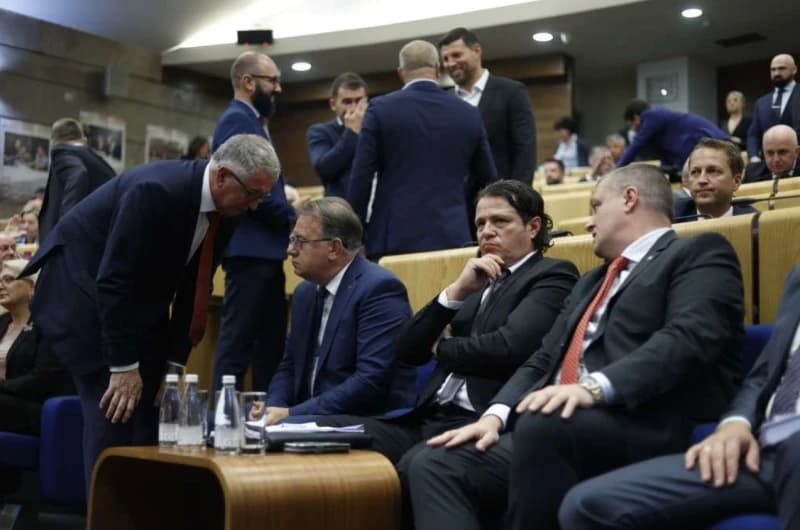 Članovima Vlade FBiH, zastupnicima..., plaće uvećane za stotine KM, borcima za 16 feninga po mjesecu provedenom u odbrani