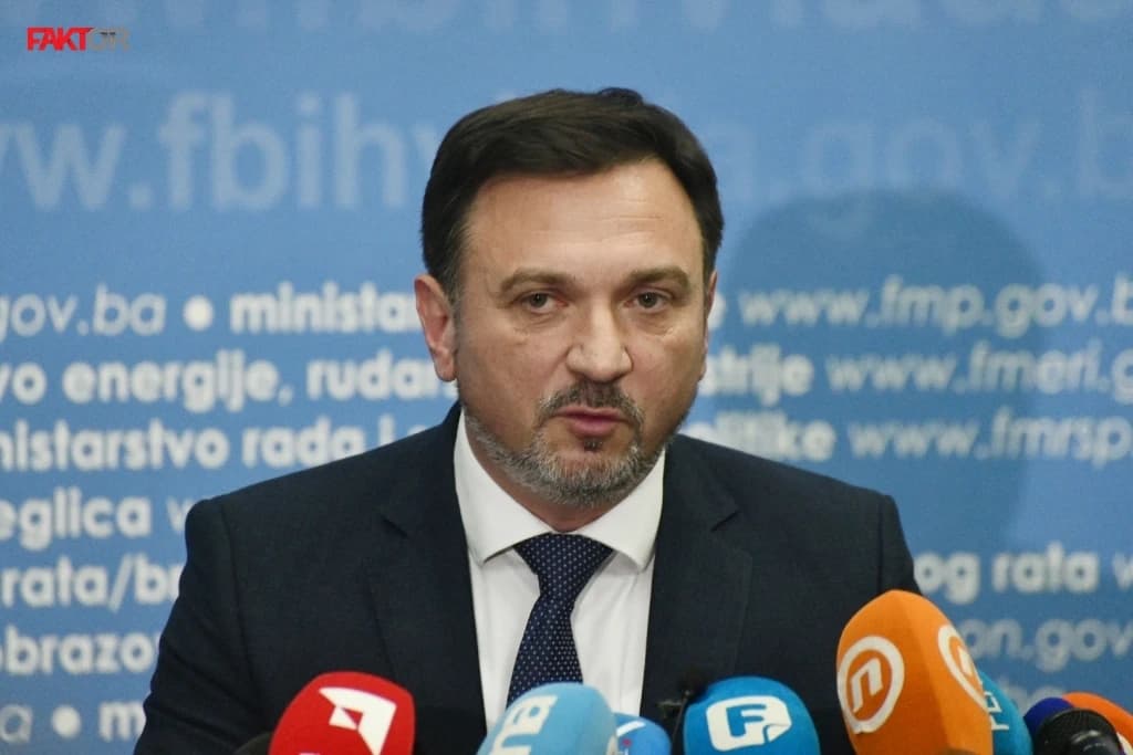 Hasičević kao maneken u reklami: Umjesto povoljnijih cijena za građane ministar radi na promociji trgovina