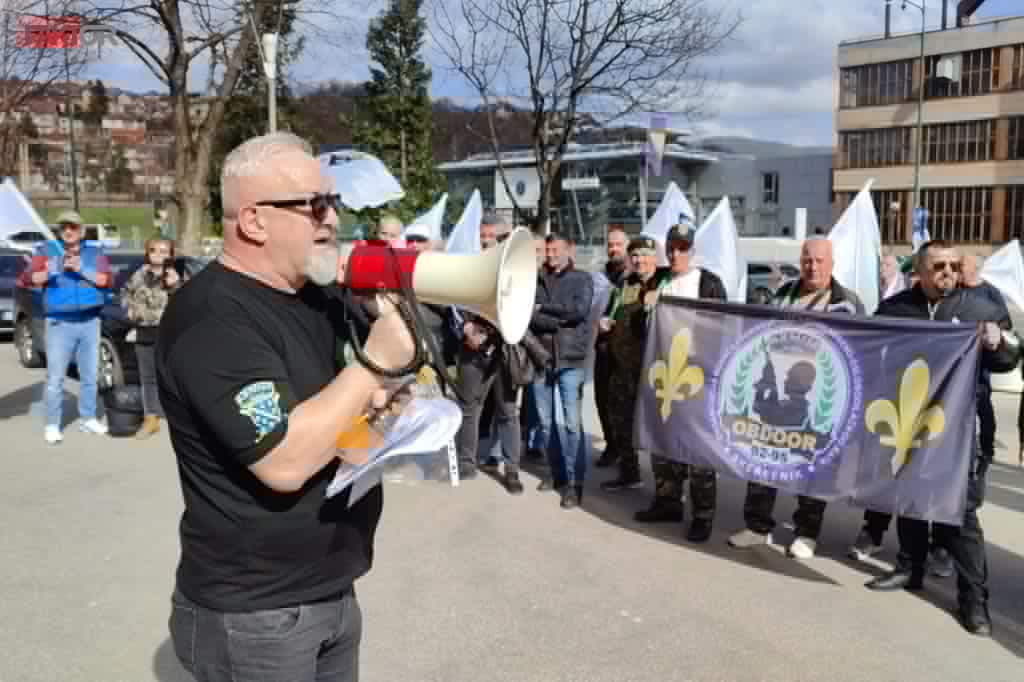 Borci protestuju pred zgradom Vlade FBiH, traže smjenu ministra Nedžada Lokmića, vrijeđao ih je na sastanku