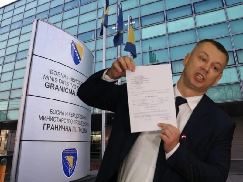 Granični policajci kažnjeni jer su dozvolili Schmidtovom osiguranju da unesu oružje u BiH