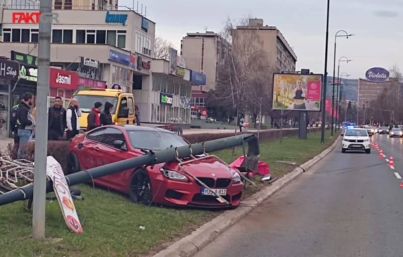 Pojavio se i snimak kada je vozač BMW-om iščupao stub ulične rasvjete u Sarajevu
